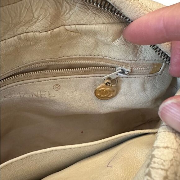 Chanel beige quilted gold tone leather crossbody bag - Picture 7 of 16